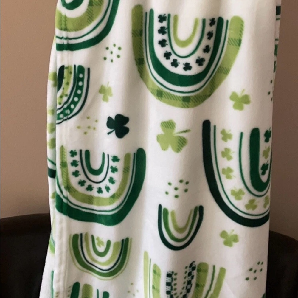 Max Studio Thro Blanket 60”x70” Irish st Patrick’s Day Clover Plush Rainbow - Picture 3 of 4